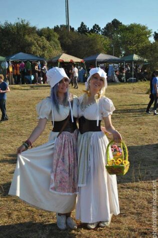 MEDIEVAL WENCHES BEING WENCHE