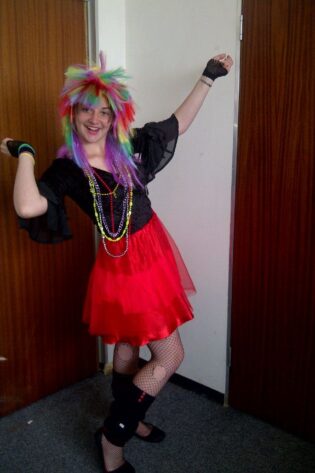 1980S PUNK ROCK SKIRT AND PUNK ROCK 80S SHIRT AND PUNK ROCK ACCESSORIES - PUNK ROCK MULTICOLOUR WIG , FISHNET STOCKINGS